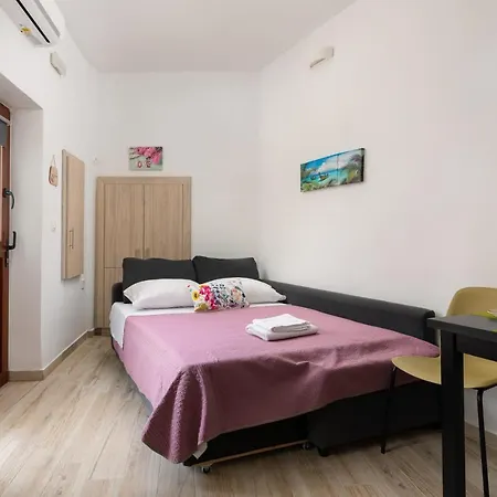Apartment Niochori 3 *
